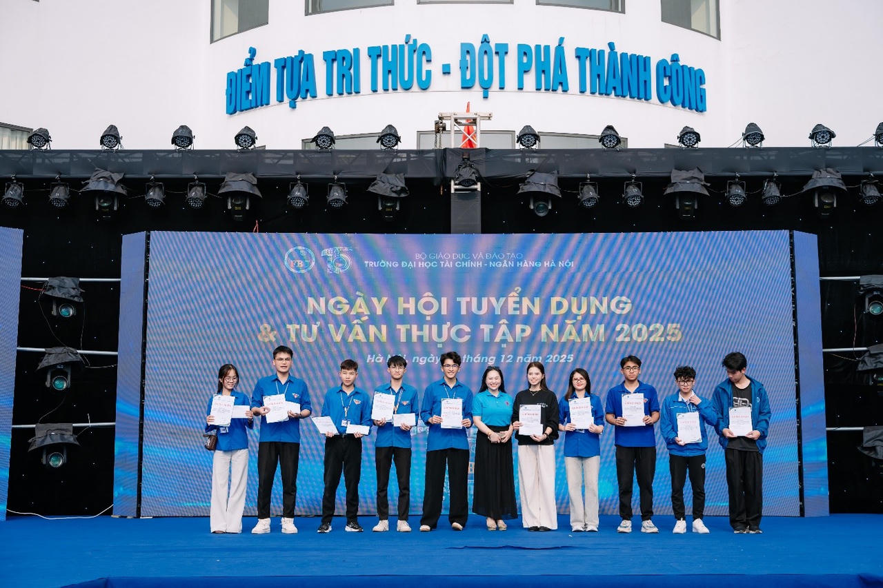 10 sinh viên có thành tích xuất sắc được trao học bổng từ đơn vị tài trợ Công ty TNHH Bệnh viện Việt Nhật.