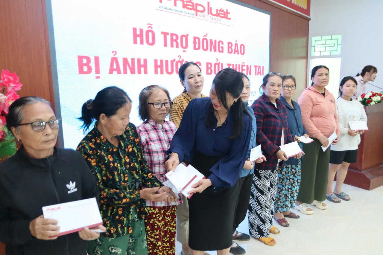 Báo Pháp luật Việt Nam trao 350 triệu đồng hỗ trợ người dân vùng lũ Khánh Hòa