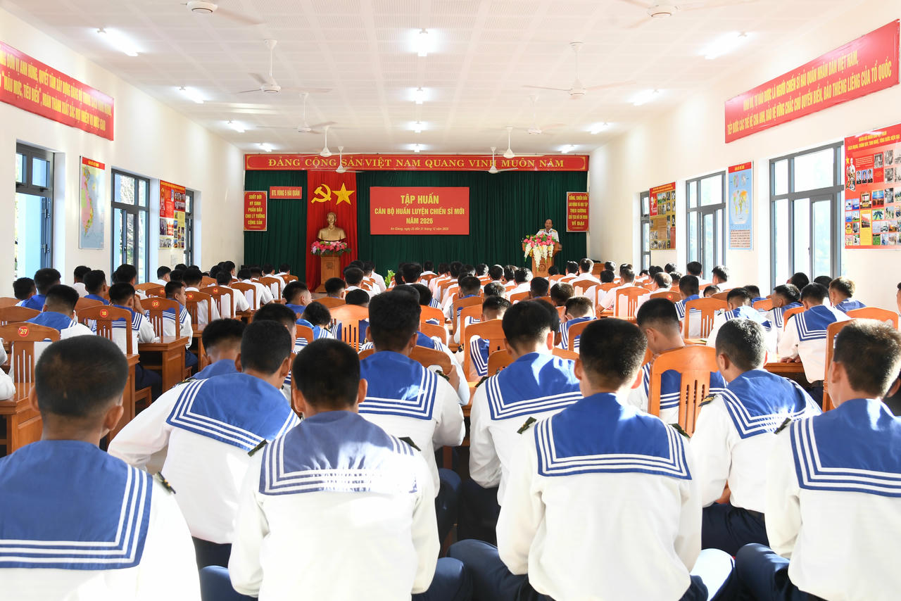 Quang cảnh buổi khai mạc lớp tập huấn cán bộ huấn luyện chiến sĩ mới năm 2026.