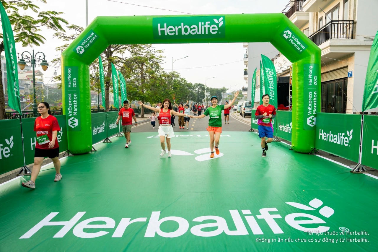 Các vận động viên hoàn thành cự ly thi đấu tại khu vực đích với sự đồng hành, tiếp sức từ Herbalife Việt Nam trong khuôn khổ giải VnExpress Marathon Hải Phòng 2025.