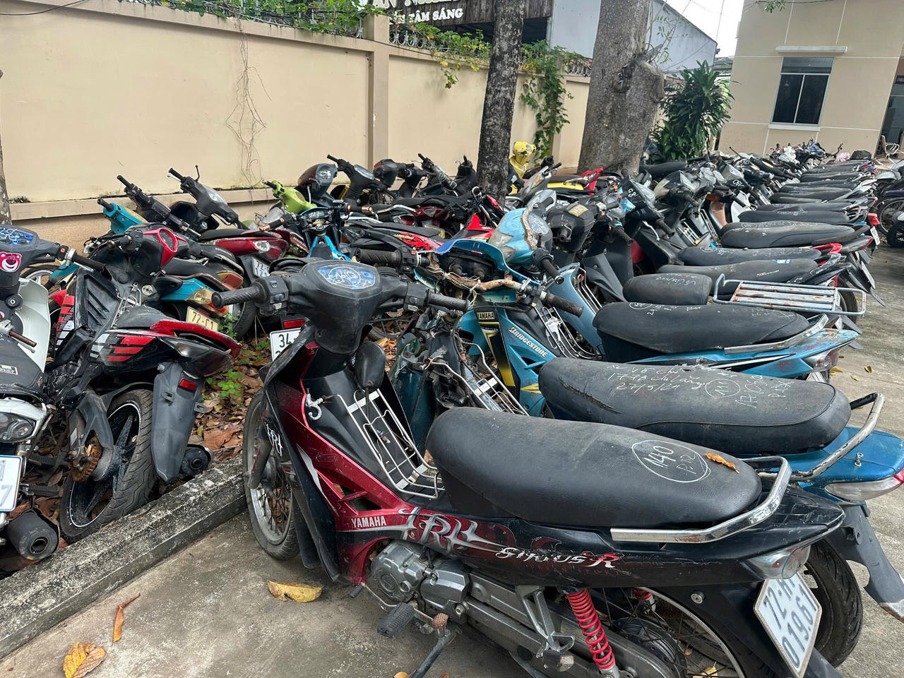 Các phương tiện giao thông chưa xác minh được chủ sở hữu.