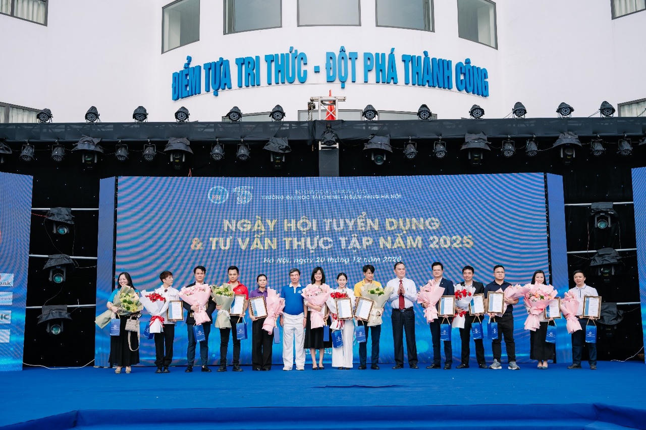PGS.TS Trần Duy Kiều trao hoa và giấy chứng nhận cho các doanh nghiệp tham gia Ngày hội Tuyển dụng và tư vấn thực tập năm 2025.