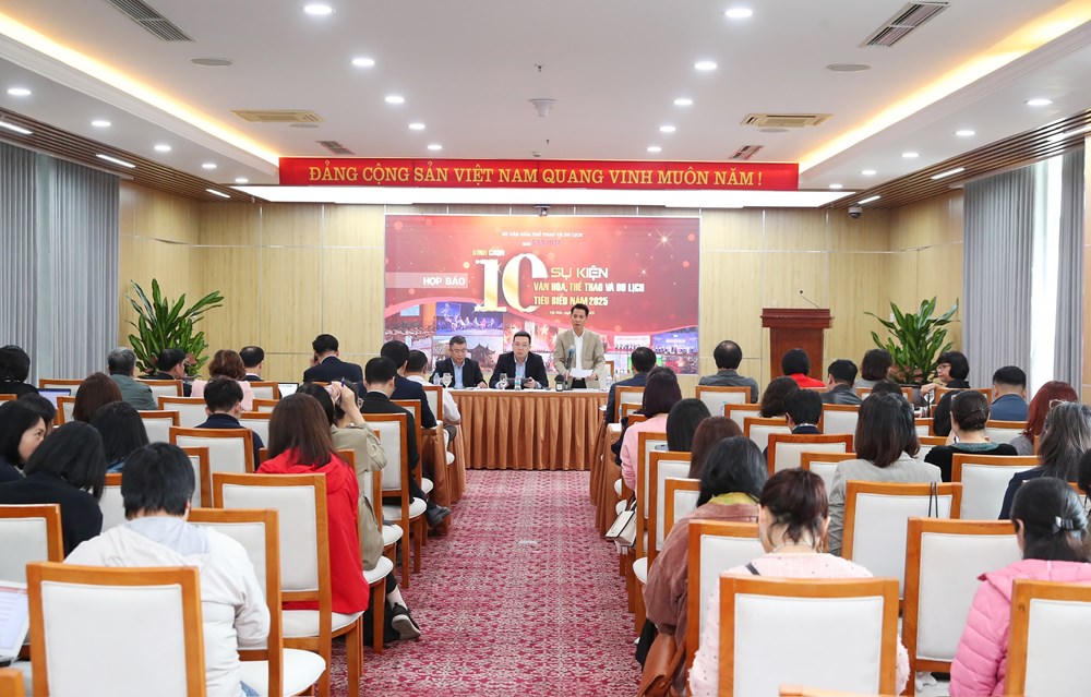 Hoạt động bình chọn được tổ chức dưới 2 hình thức: trực tiếp và trực tuyến. (Ảnh: Trần Huấn)