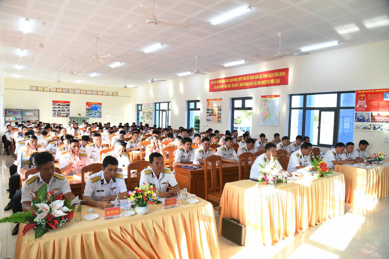 Các đại biểu tham dự khai mạc.