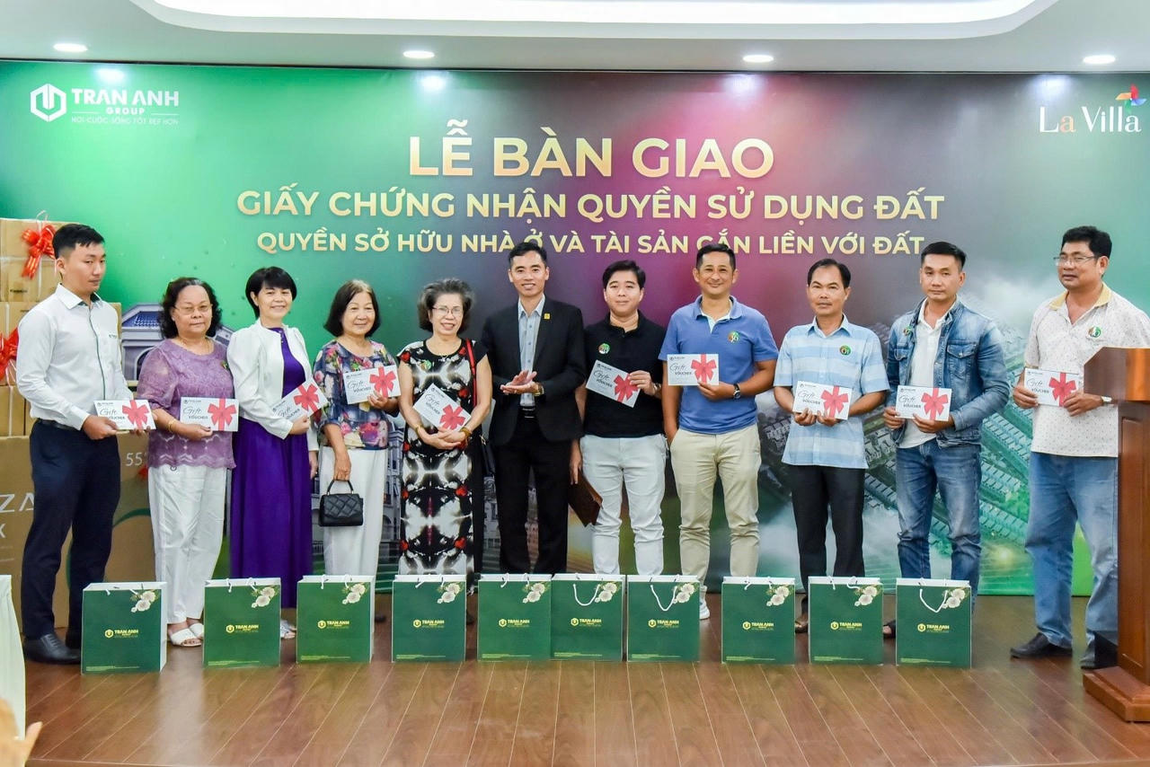 Đại diện Trần Anh Group tặng những phần quà ý nghĩa&nbsp; tri ân quý khách hàng