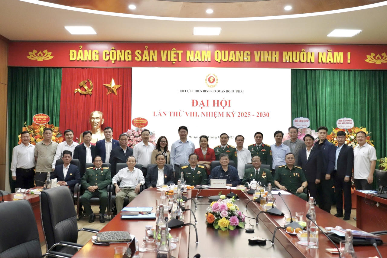 Các đại biểu chụp ảnh lưu niệm