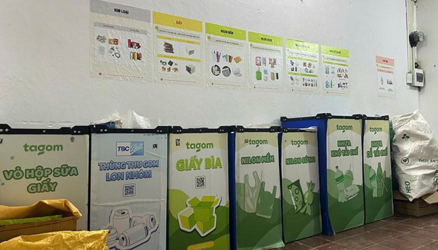 Các thùng phân loại rác vô cơ tại TAGOM.
