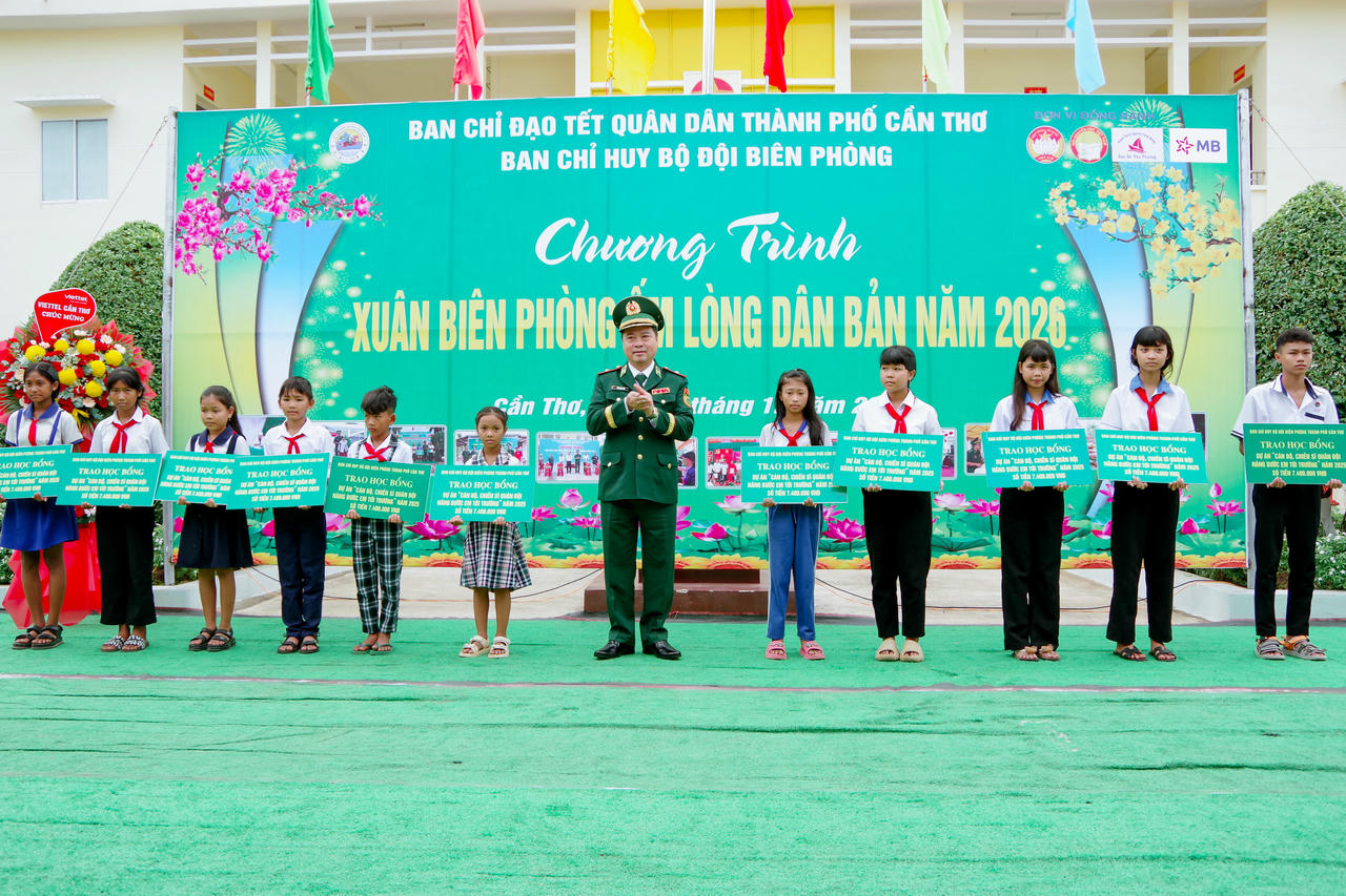 Thiếu tướng Trần Ngọc Hữu - Phó Tư lệnh BĐBP trao học bổng Dự án “Cán bộ, chiến sĩ Quân đội nâng bước em tới trường” năm 2025 cho các em học sinh.