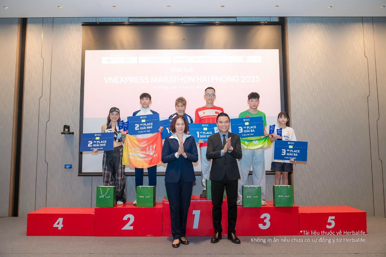 Ban Tổ chức trao giải cho các vận động viên đạt thành tích cao tại VnExpress Marathon Hải Phòng 2025.