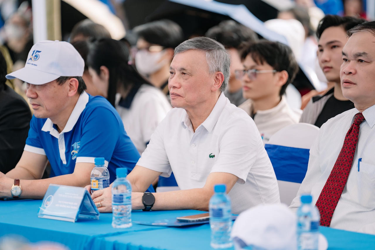 PGS.TS. Phạm Ngọc Ánh – Hiệu trưởng cùng Ban lãnh đạo Nhà trường tham dự ngày hội