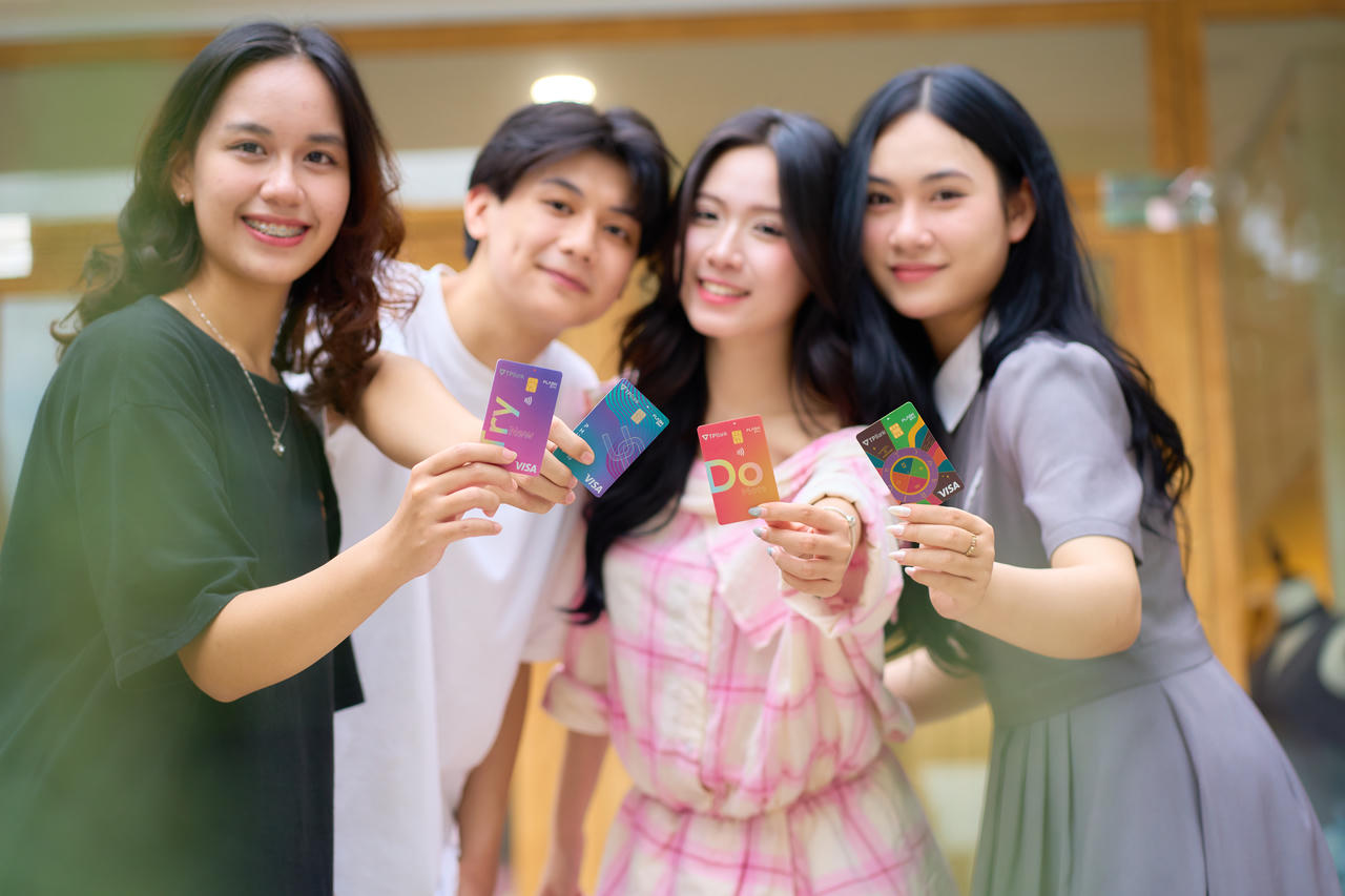 Sở hữu thẻ ghi nợ hoặc thẻ tín dụng quốc tế TPBank, khách hàng có thể dễ dàng săn ưu đãi di chuyển từ gần đến xa. 