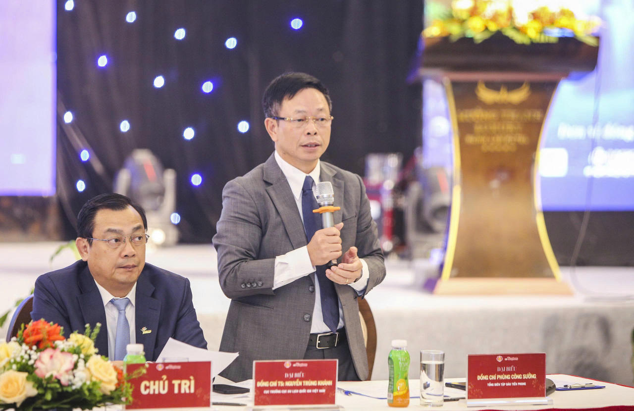 Các đồng chỉ chủ trì Hội thảo.