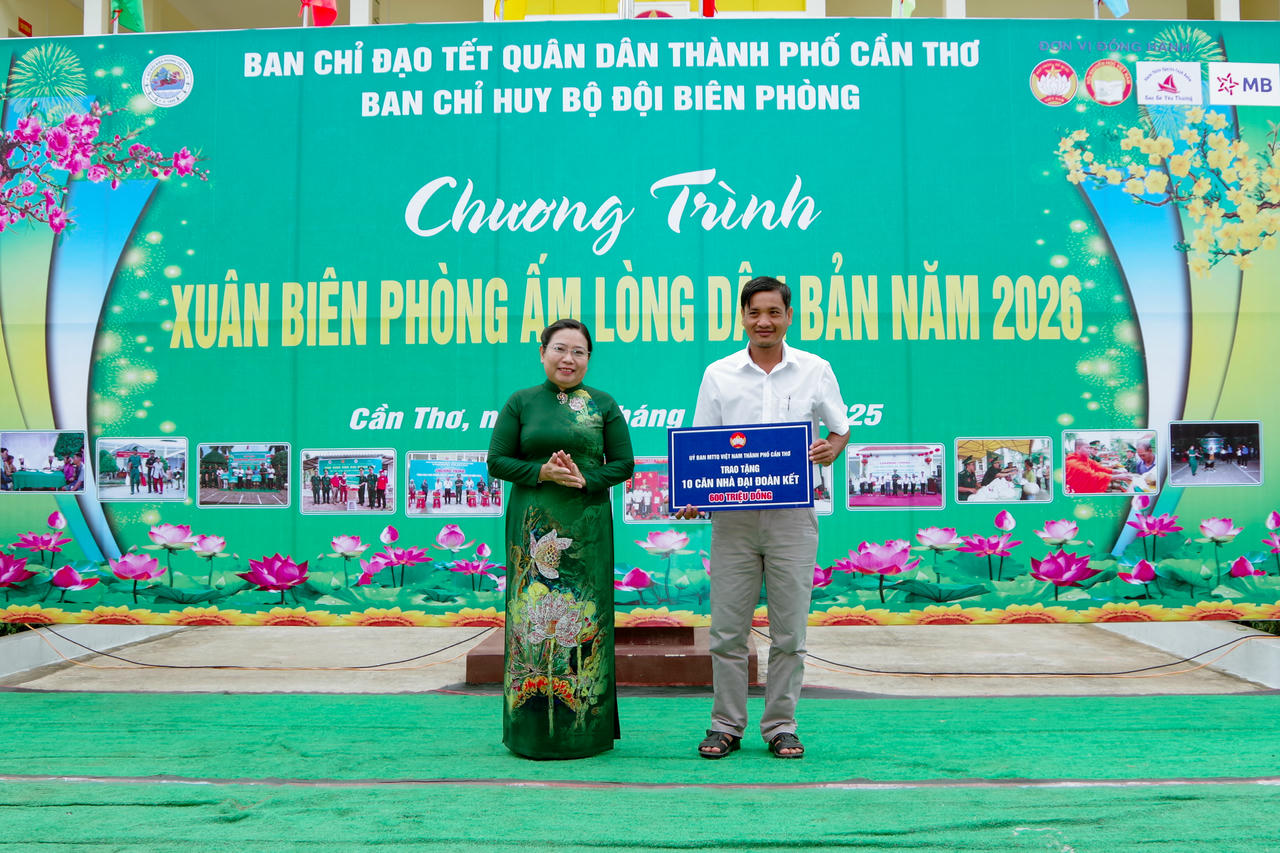 Bà Hồ Thị Cẩm Đào - Phó Bí thư Thành ủy, Chủ tịch Ủy ban MTTQVN TP Cần Thơ trao bảng tượng trưng tặng 10 căn nhà đại đoàn kết cho các hộ gia đình có hoàn cảnh khó khăn.