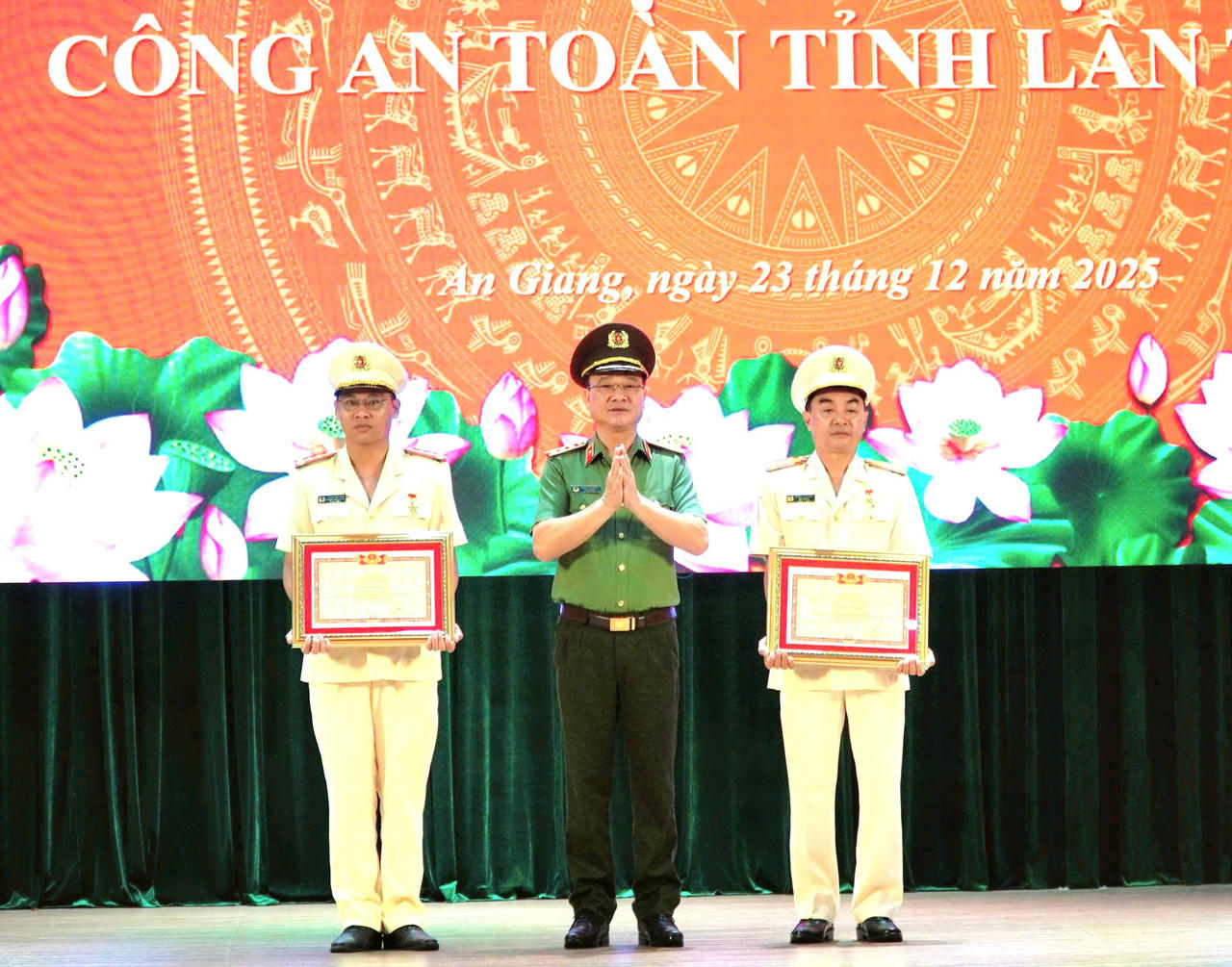 Thượng tướng Phạm Thế Tùng trao danh hiệu Chiến sỹ thi đua toàn lực lượng Công an nhân dân của Bộ trưởng Bộ Công an tặng cho 2 cá nhân có thành tích xuất sắc, tiêu biểu trong phong trào thi đua “Vì An ninh Tổ quốc” góp phần giữ gìn an ninh chính trị và trật tự an toàn xã hội.