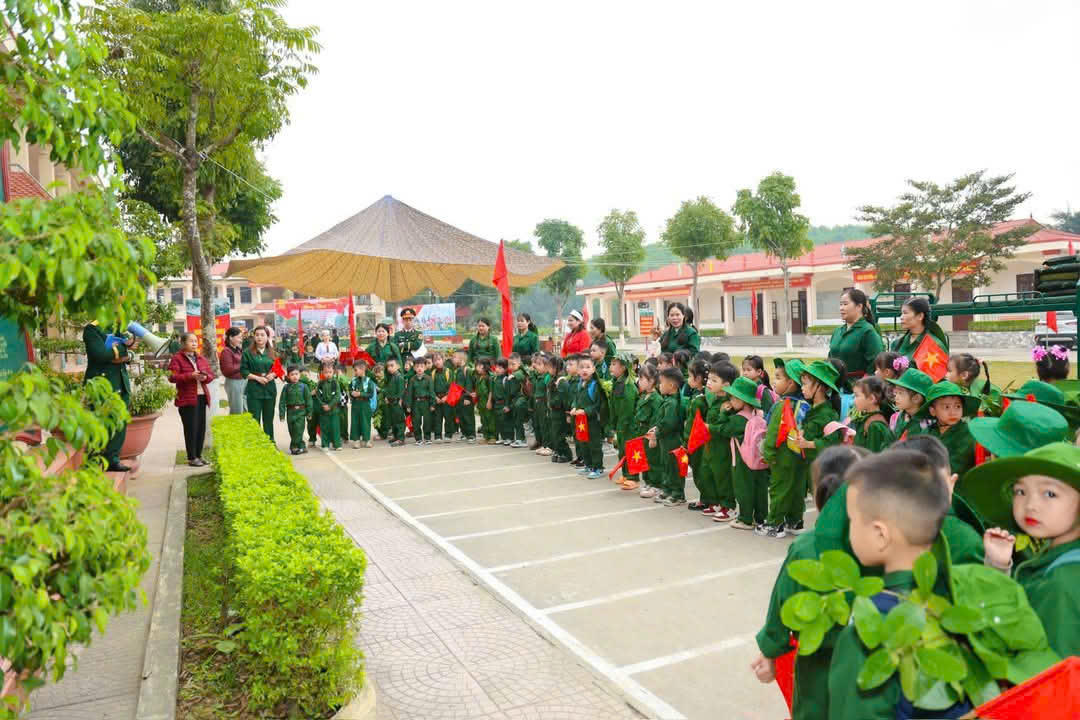 Em tập làm chú bộ đội, một ngày làm lính Công binh