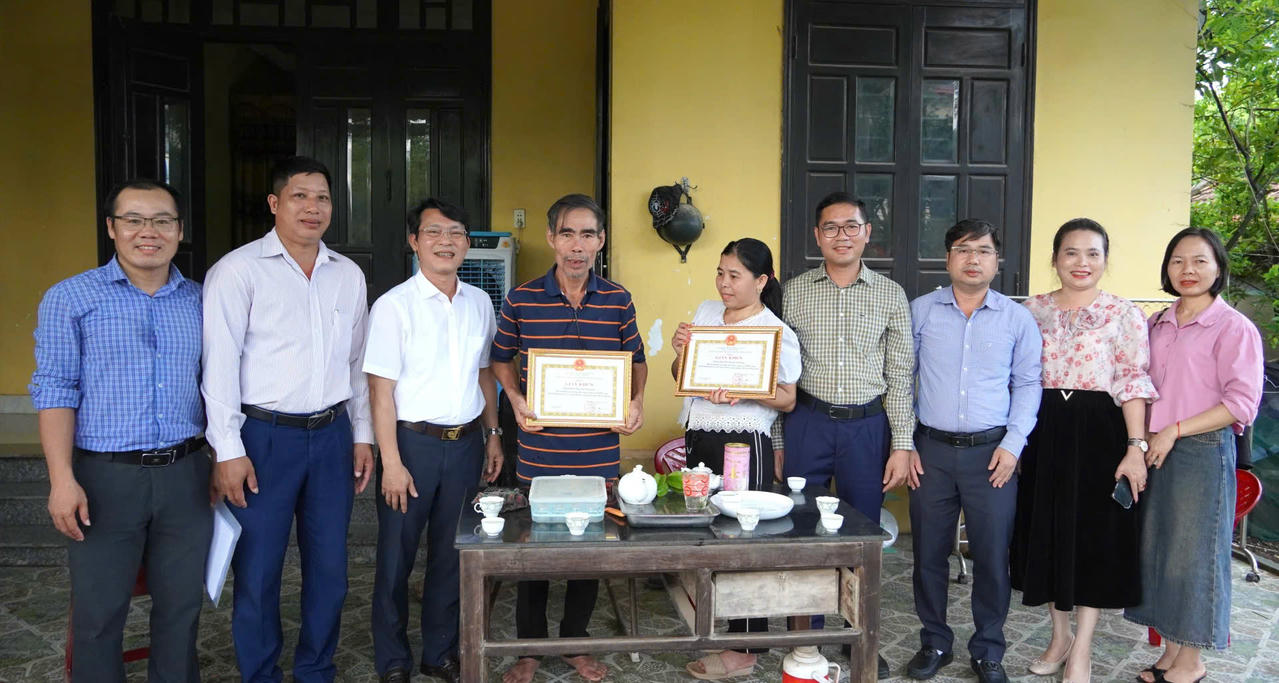 Đại diện lãnh đạo phường Đồng Thuận và các đơn vị liên quan khen thưởng cho các hộ gia đình tự nguyện giải phóng mặt bằng để thi công các công trình trên địa bàn.