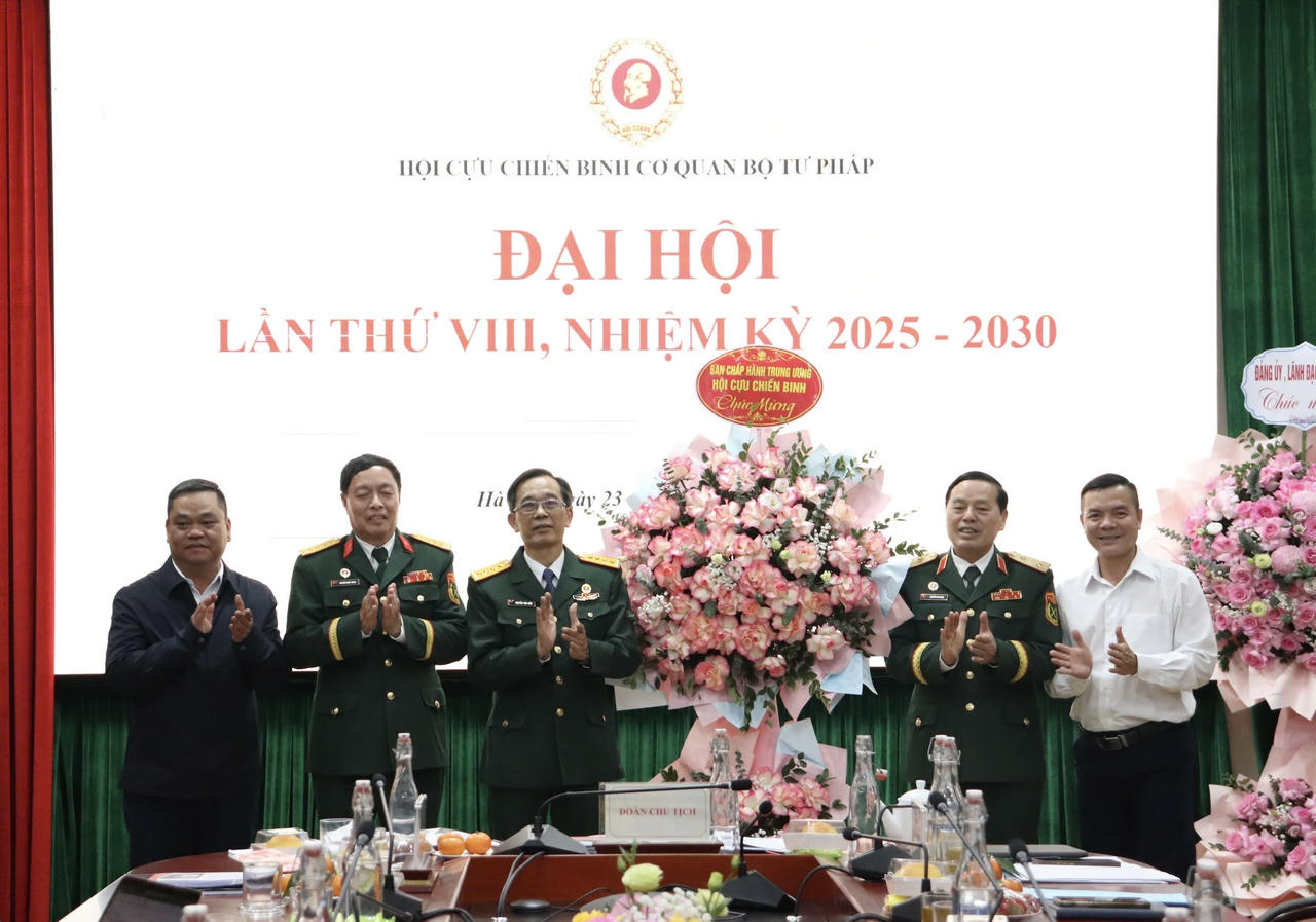 Đại diện Hội CCB tặng hoa chúc mừng&nbsp;