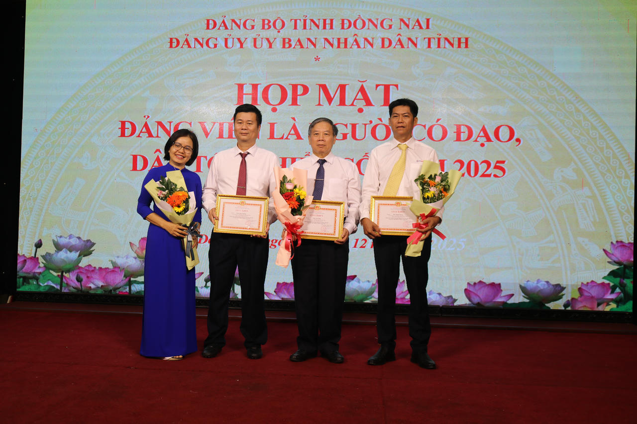 Các đảng viên là người có đạo, dân tộc thiểu số tiêu biểu chụp ảnh lưu niệm tại buổi họp mặt.