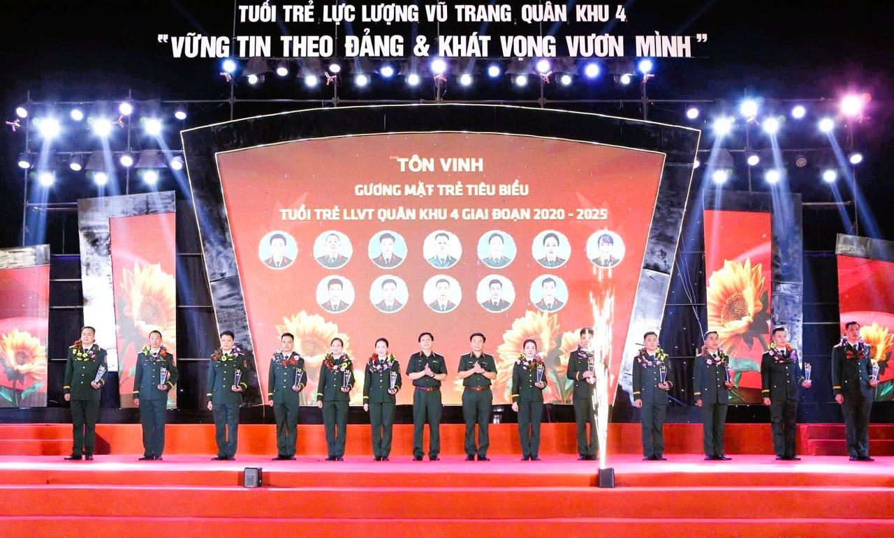 Nhờ luôn nêu cao tinh thần học Bác, Trung tá Trần Minh Cường (thứ tư bên trái qua) đã luôn hoàn thành tốt nhiệm vụ được giao và đạt nhiều kết quả đáng tự hào.