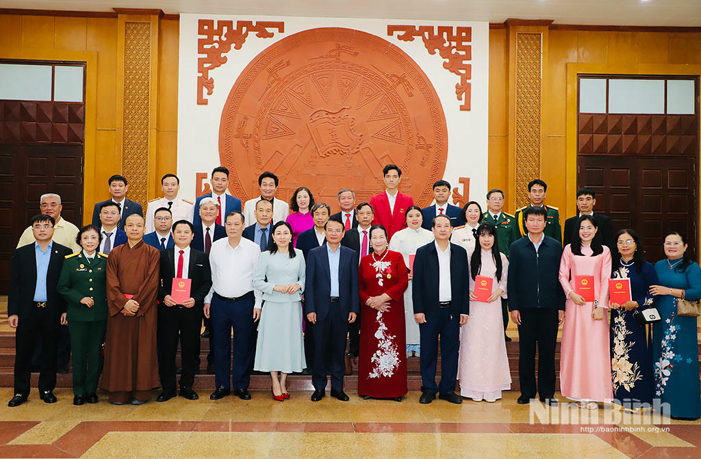 Lãnh đạo tỉnh Ninh Bình chụp ảnh lưu niệm cùng các đại biểu.(Ảnh: Báo Ninh Bình)