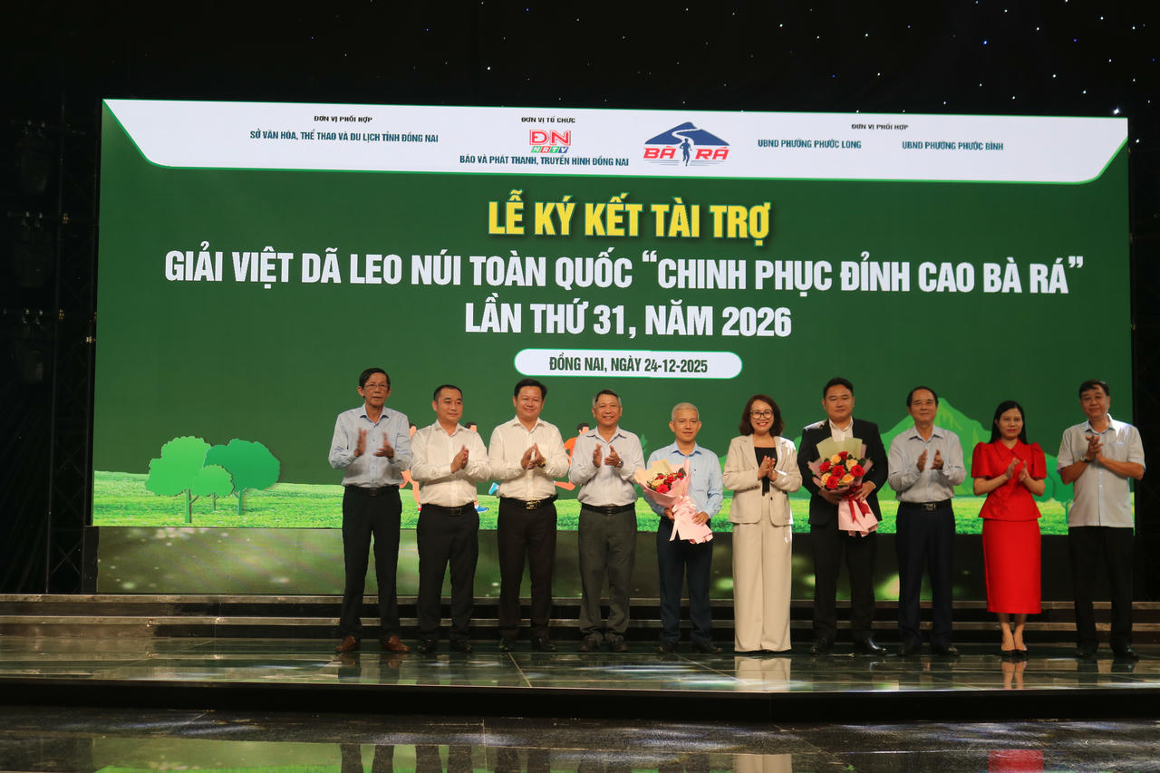 Ban Tổ chức tặng hoa cho các nhà tài trợ giải.