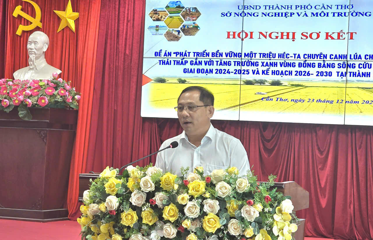 Phó Chủ tịch UBND TP Cần Thơ Trần Chí Hùng phát biểu tại Hội nghị.  (Ảnh trong bài: Lê Sơn)