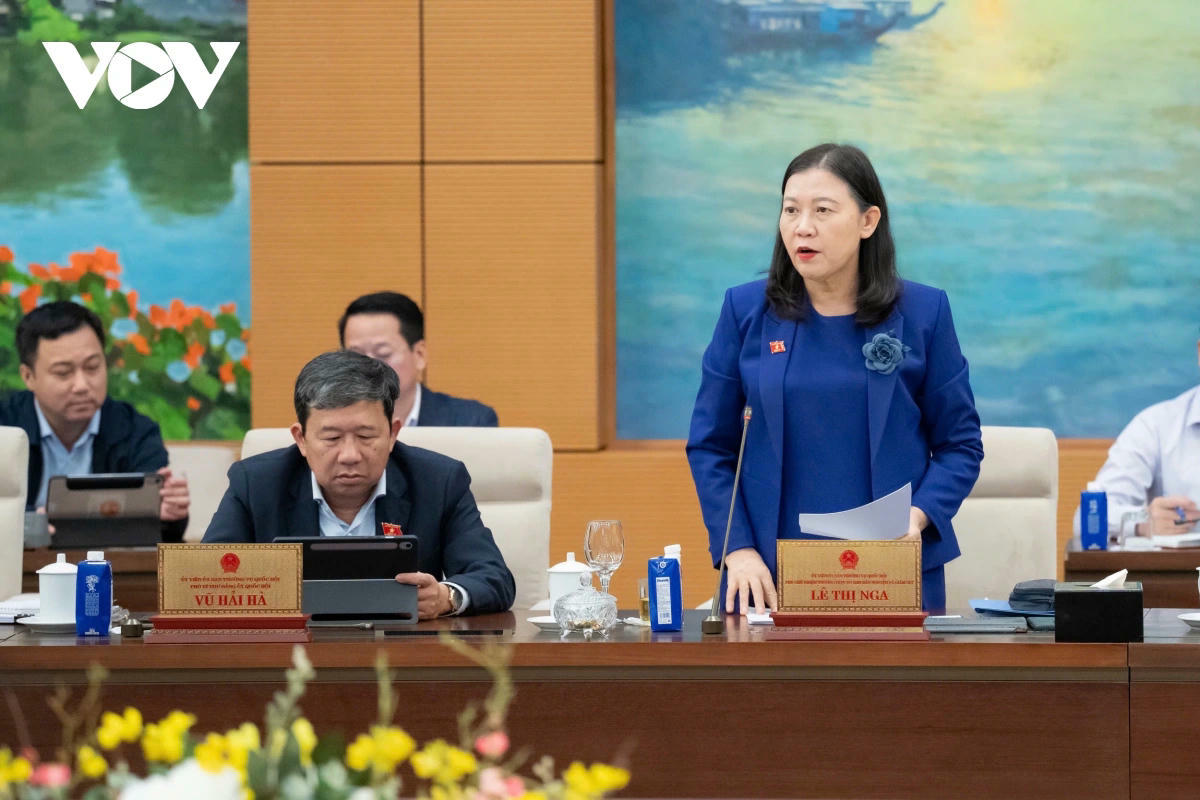 Phó Chủ nhiệm Thường trực Ủy ban Dân nguyện và Giám sát của Quốc hội Lê Thị Nga phát biểu tại phiên họp.