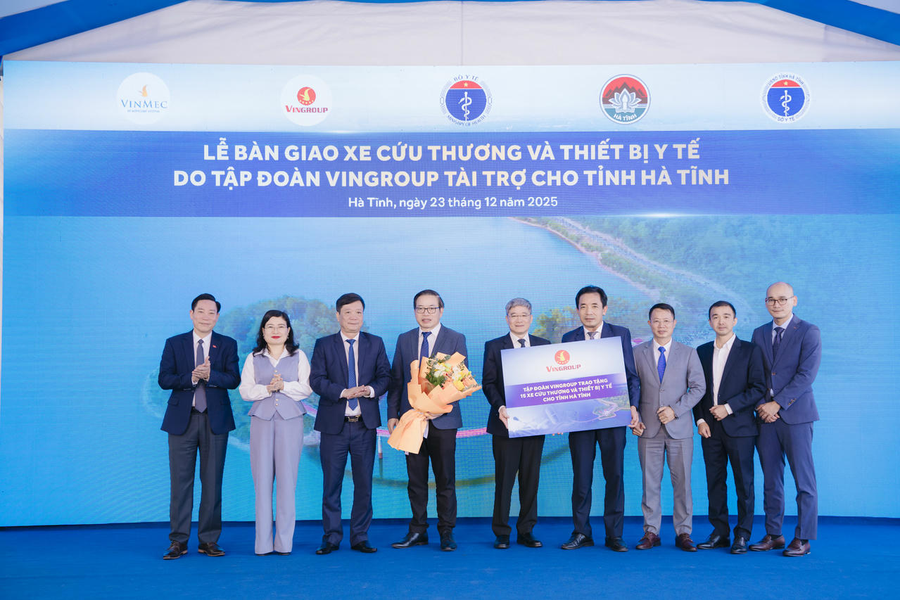 Tập đoàn Vingroup trao hỗ trợ tỉnh Hà Tĩnh 15 xe cứu thương.