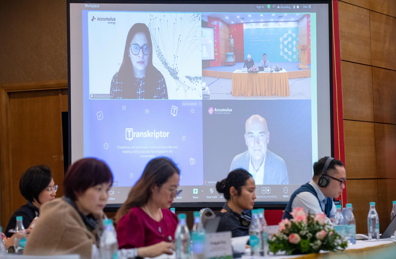 Các chuyên gia trực tiếp và trực tuyến đang thảo luận về cải cách hệ thống quản lý dược phẩm và nâng cao năng lực cơ quan quản lý y tế về thực hành đăng ký thuốc tốt tại Việt Nam