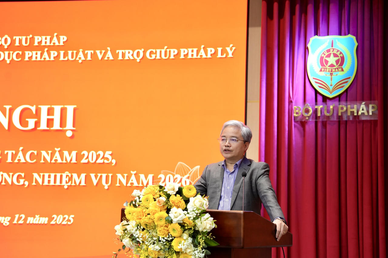 Phó Bí thư chuyên trách Đảng uỷ Bộ Tư pháp Nguyễn Quang Thái phát biểu chỉ đạo