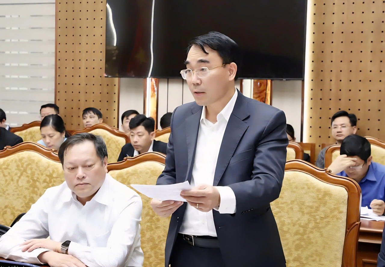 Lãnh đạo Ban Quản lý dự án đầu tư xây dựng số 1 báo cáo tại cuộc họp. 