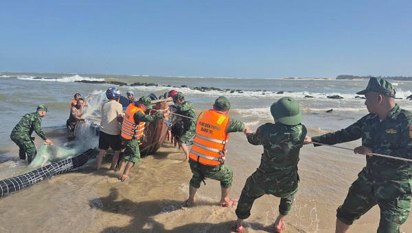 Biên phòng Quảng Trị kịp thời cứu nạn ngư dân và hỗ trợ tàu hàng mắc cạn