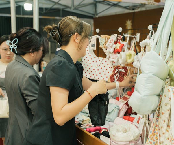 Các gian hàng đến từ thương hiệu trong nước và quốc tế, thu hút du khách tham quan