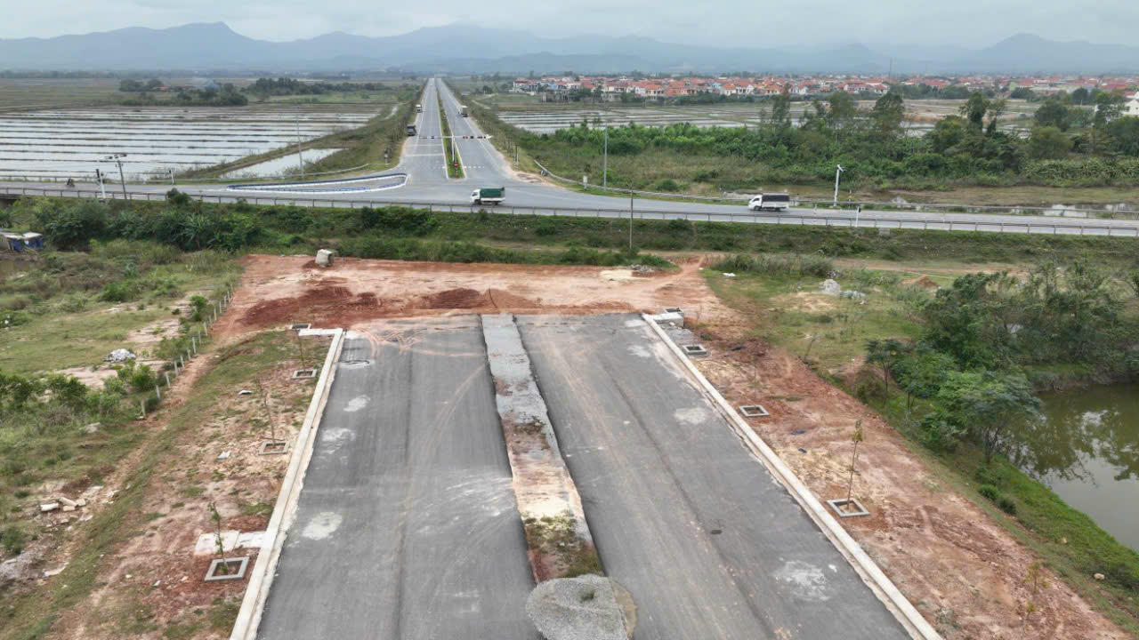 Đoạn cuối tuyến đường Điện Biên Phủ chưa được đấu nối với Quốc lộ 1 tuyến tránh Đồng Hới, khiến tuyến đường đã hoàn thành vẫn chưa thể khai thác.. 