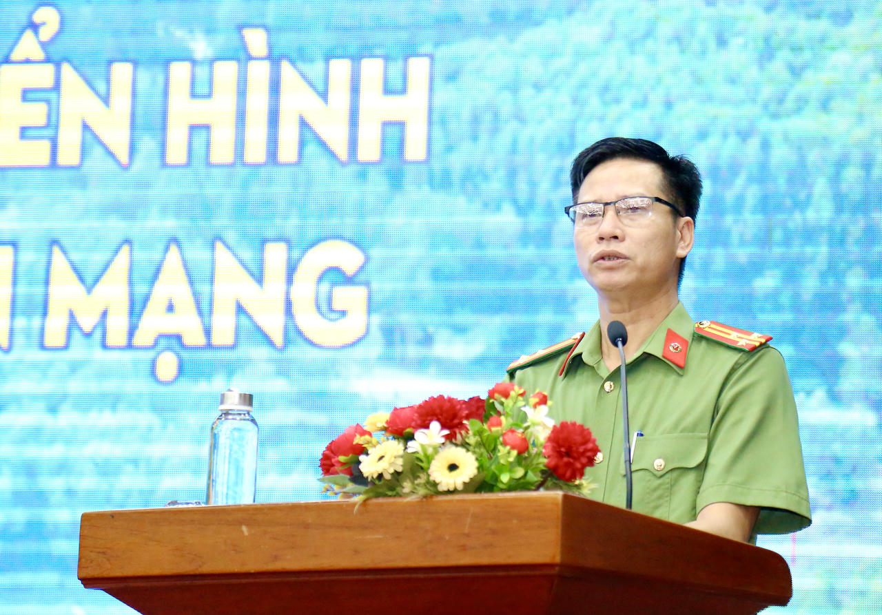 Thượng tá Trần Duy Kiên – Phó Trưởng Phòng An ninh mạng và phòng, chống tội phạm sử dụng công nghệ cao (Công an tỉnh Cà Mau) chia sẻ tại Hội thảo.