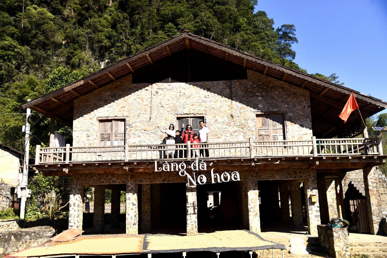 Nhà sàn đá của người Tày, Nùng tại Cao Bằng qua năm tháng vẫn giữ được vẻ đẹp khôi, mang dáng dấp cổ xưa. (Ảnh: Lê Hanh)