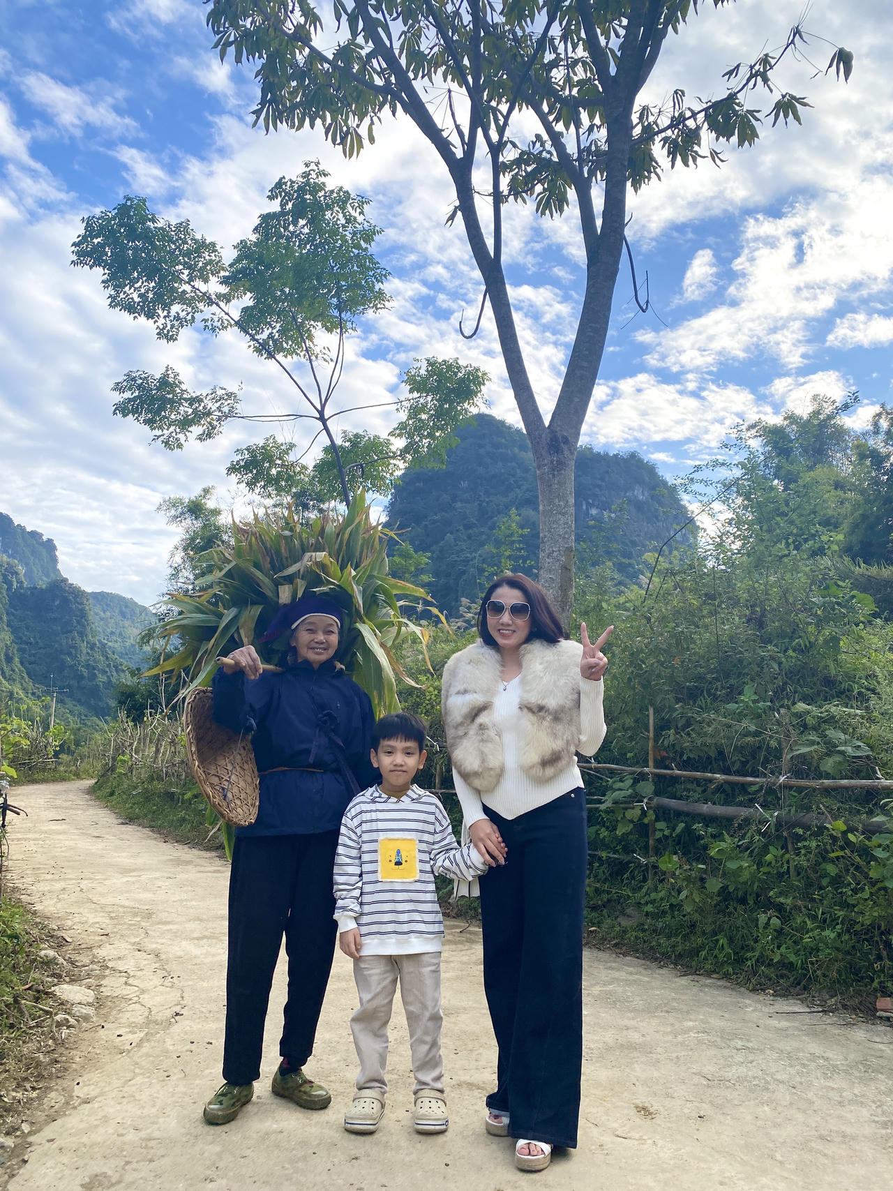 Khách du lịch thích thú khi được thăm quan và trải nghiệm tại làng đá cổ. (Ảnh: Lê Hanh)