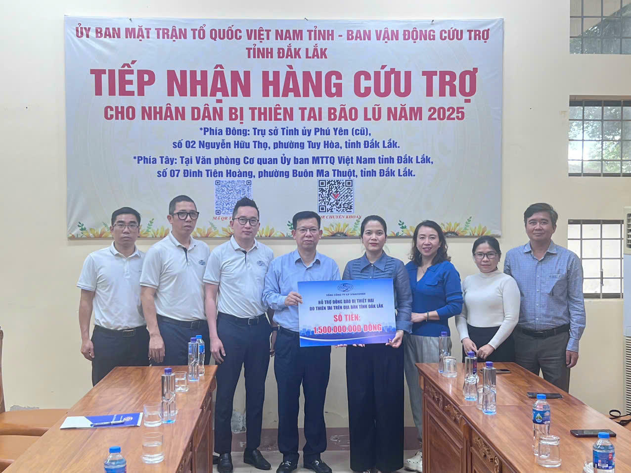 Phó Tổng Giám đốc Nguyễn Hải Đăng và đoàn công tác Tổng công ty trao tặng kinh phí 1,5 tỷ đồng ủng hộ nhân dân bị thiên tai bão lũ tại tỉnh Đắk Lắk.