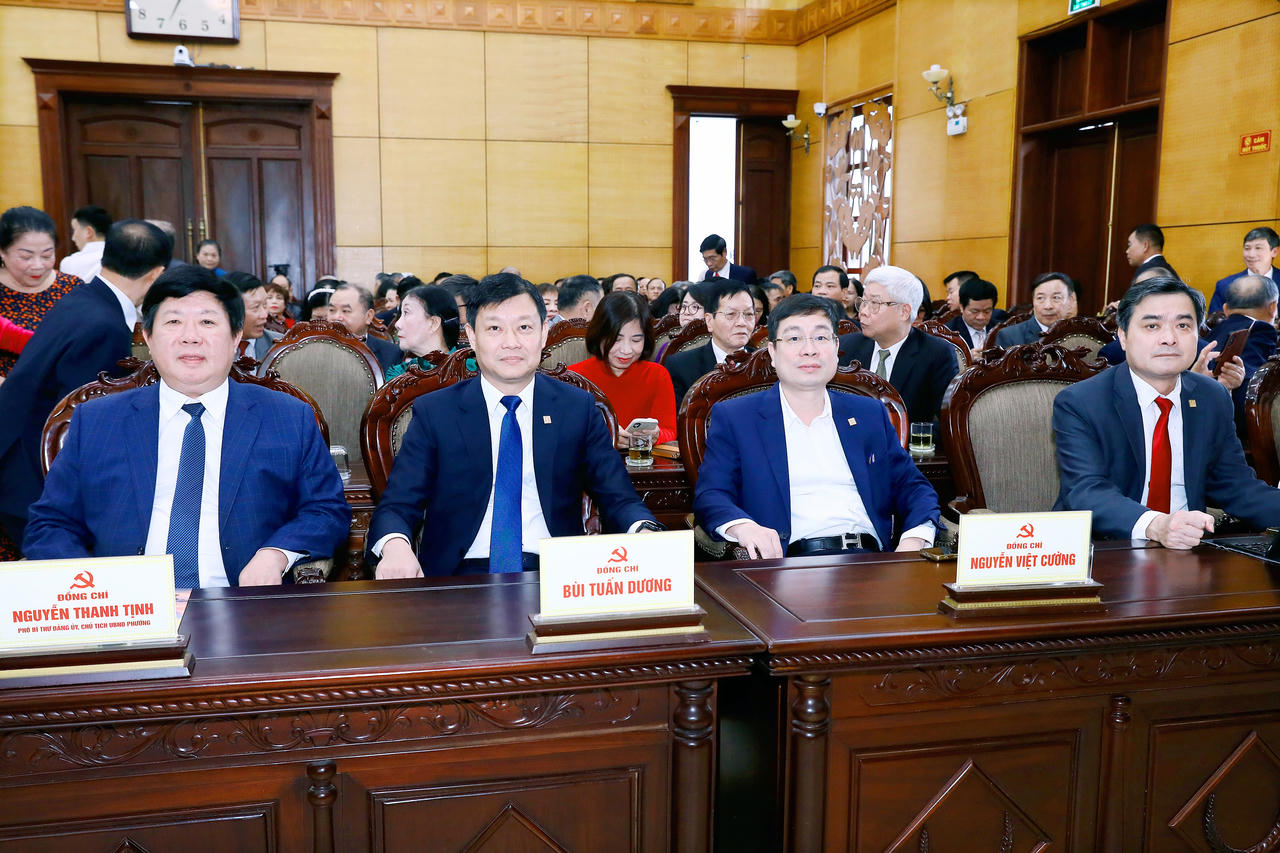 Các lãnh đạo phường Tây Hồ tại Hội nghị (ảnh Thanh Phong).