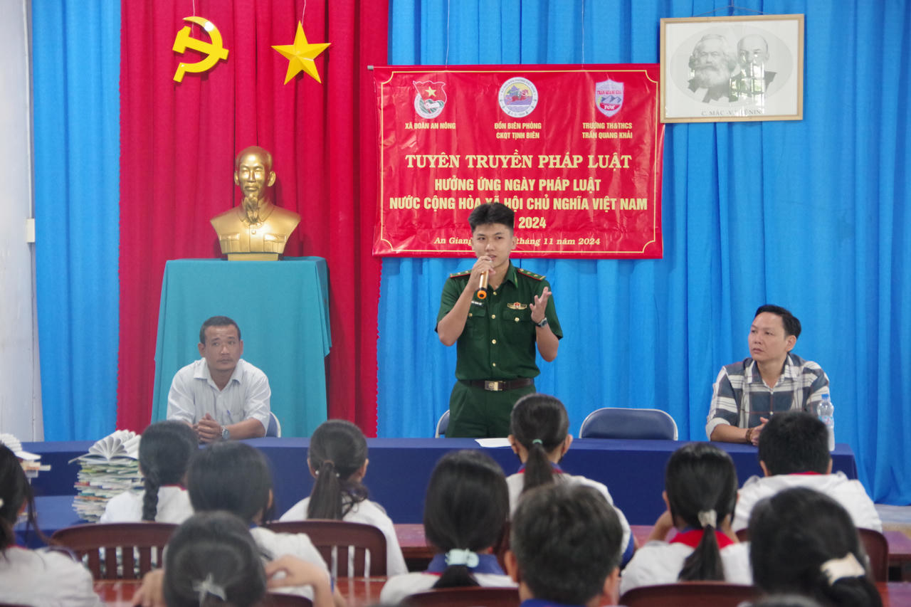 Trung úy Trần Thanh Luật phối hợp với địa phương và trường học trên địa bàn tuyên truyền, phổ biến pháp luật cho các em học sinh.