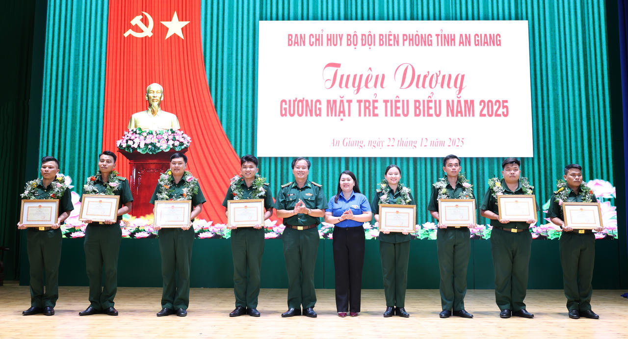 Trung úy Trần Thanh Luật (thứ 4 từ phải sang) là một trong 10 Gương mặt trẻ tiêu biểu Bộ đội Biên phòng tỉnh An Giang năm 2025.