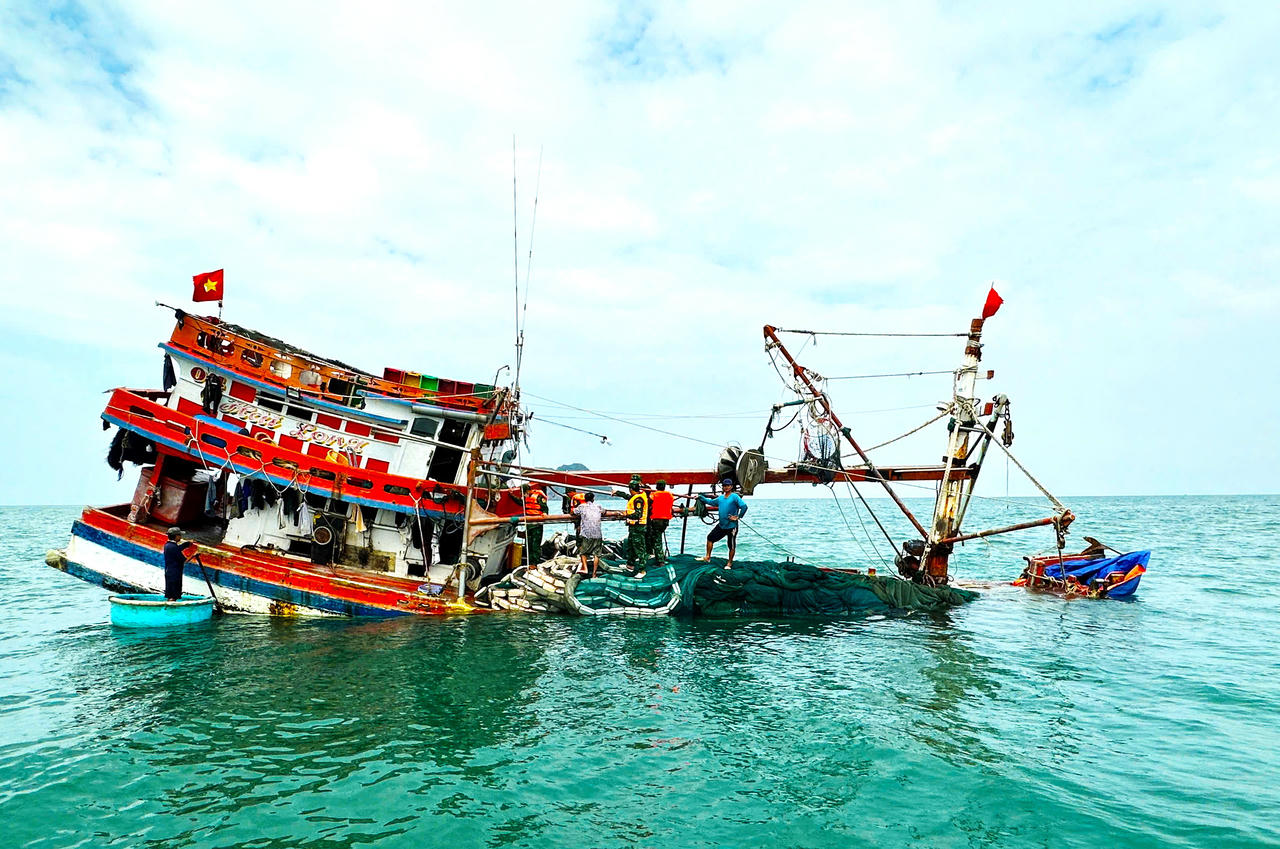 Lực lượng Đồn Biên phòng Hòn Chuối và ngư dân cứu nạn tiếp cận tàu cá bị chìm.