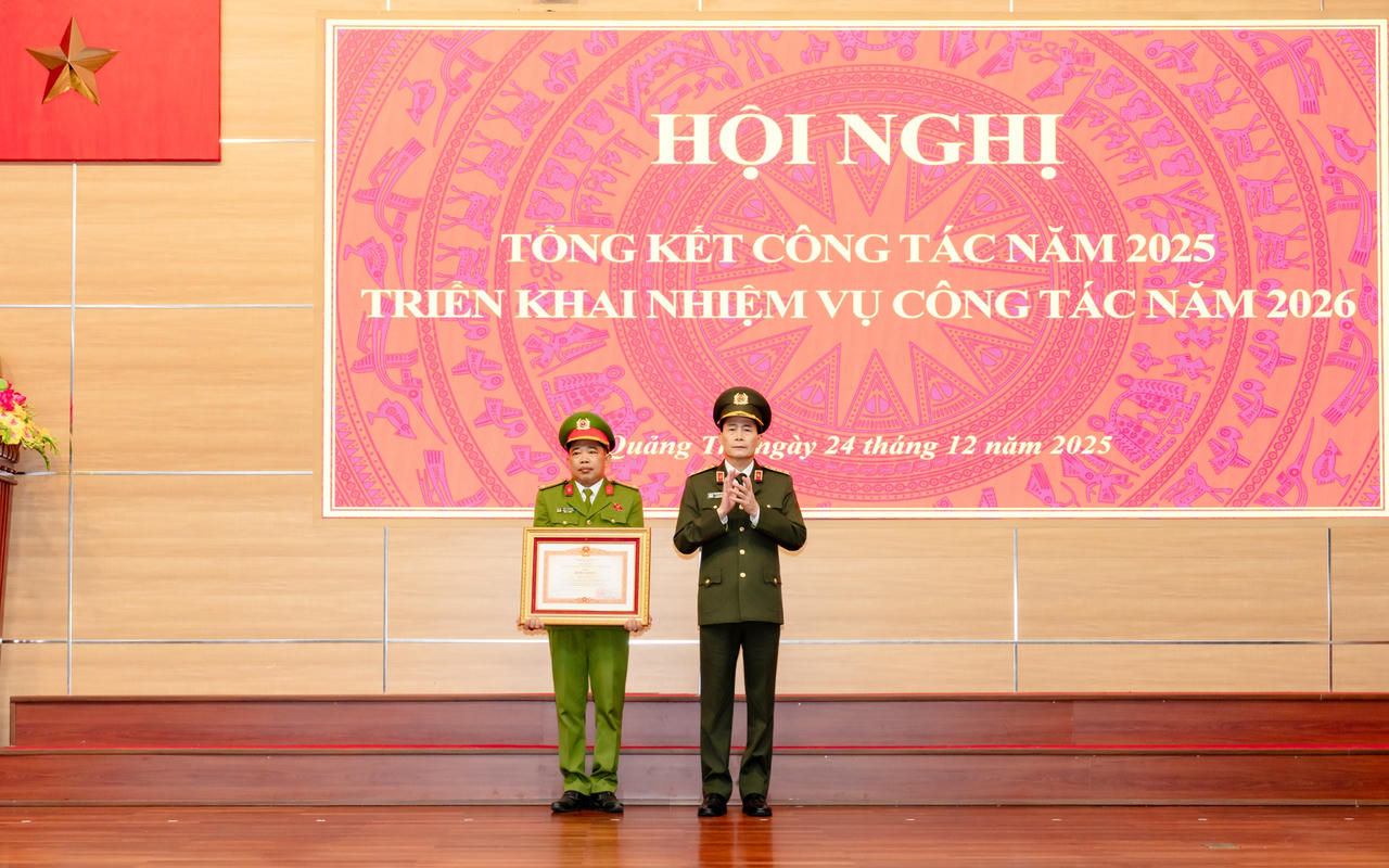 Thừa ủy quyền của Thủ tướng Chính phủ, Thượng tướng Lê Quốc Hùng, Thứ trưởng Bộ Công an trao bằng khen cho cá nhân thuộc Công an tỉnh.