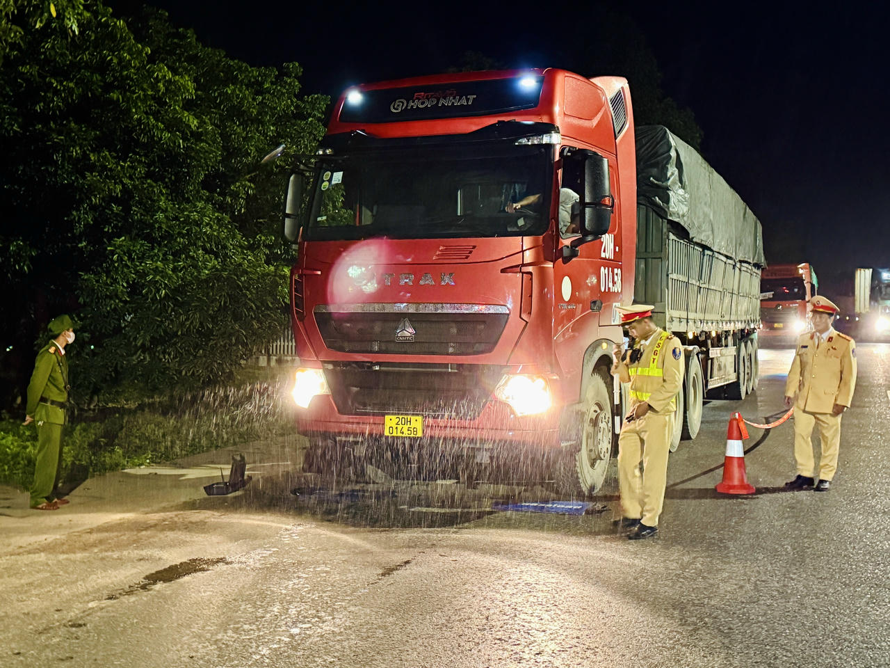 Lực lượng Cảnh sát giao thông Công an thành phố Huế tăng cường công tác tuần tra, kiểm soát xử lý các phương tiện chở quá tải trọng, quá khổ giới hạn.
 