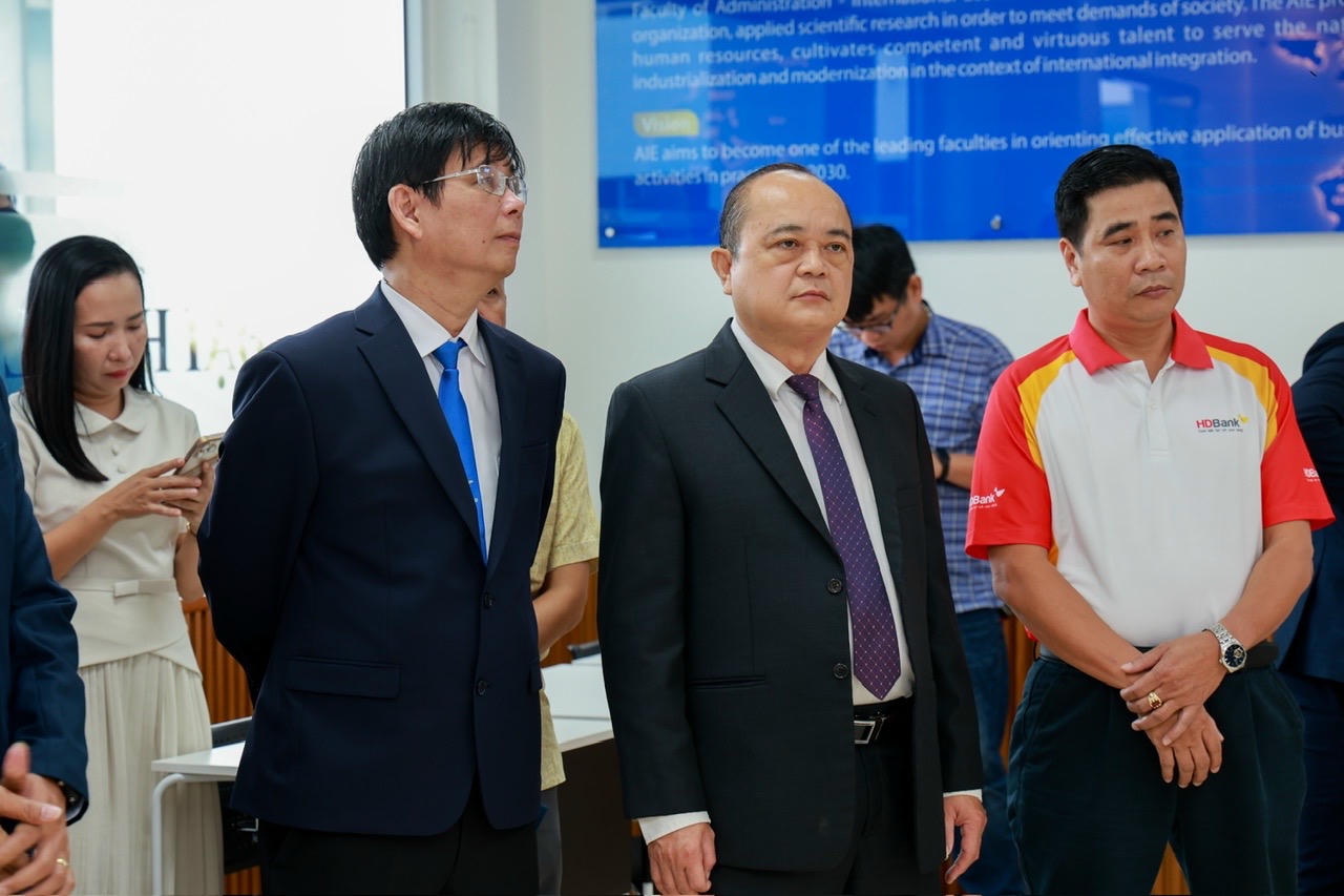 Ông Võ Hoàng Khai (đứng giữa), Phó Giám đốc Sở Khoa học và Công nghệ Đồng Nai tham quan&nbsp;Phòng thực hành Quản trị – Marketing tại Trường Đại học Lạc Hồng.