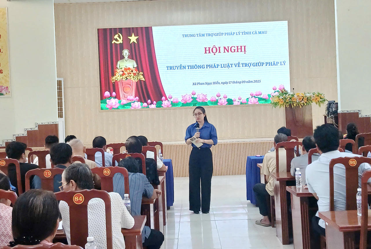 Đoàn công tác truyền thông pháp luật về trợ giúp pháp lý và tư vấn pháp luật của Trung tâm Trợ giúp pháp lý Nhà nước tỉnh Cà Mau tổ chức Hội nghị tại xã Phan Ngọc Hiển.