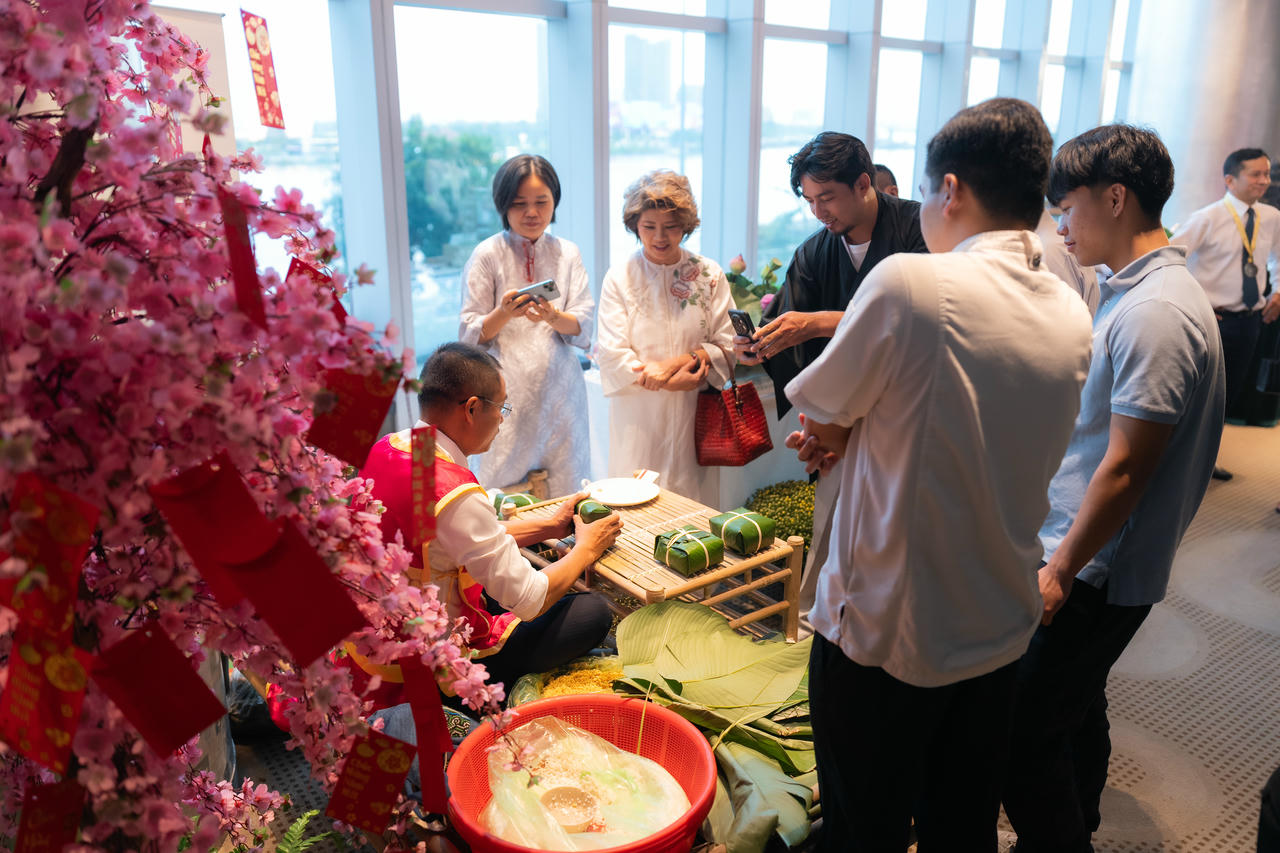 Khách mời tìm hiểu và trải nghiệm những món ngon đặc sắc gắn liền với lịch sử văn hóa dân tộc tại sự kiện.