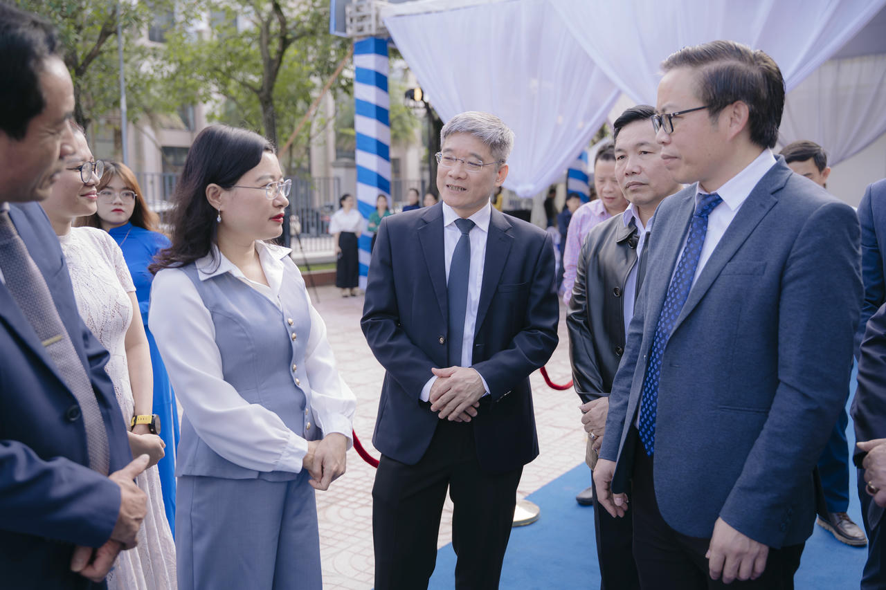 Phó Chủ tịch UBND tỉnh Hà Tĩnh Nguyễn Thị Nguyệt và Giáo sư, Tiến sĩ, Bác sĩ Trần Trung Dũng - Tổng Giám đốc Hệ thống Y tế Vinmec cùng các đại biểu tham trao đổi&nbsp;nâng cao năng lực cấp cứu ngoại viện.