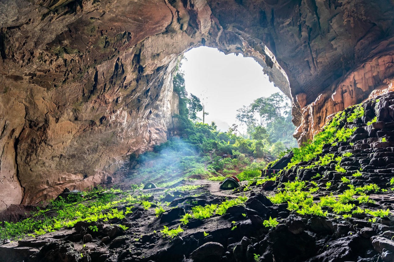 Du khách mê đắm khi tắm “vòi sen”, hồ canxi lục bảo trong lòng hang động lớn thứ tư thế giới