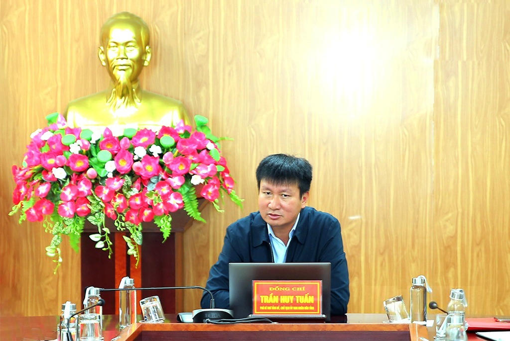 Ông Trần Huy Tuấn - Phó Bí thư Tỉnh ủy, Chủ tịch UBND tỉnh Ninh Bình&nbsp;trả lời phản ánh, kiến nghị của công dân&nbsp;(Ảnh: Trần Ích)